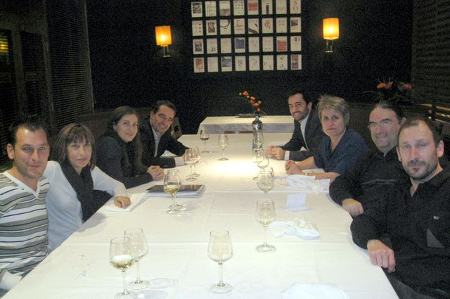 Fotografia del sopar-reuni de l'Associaci de vens de Gav Mar amb la Diputada al Parlament, Anna Sim i els regidors d'ERC-Gav (15 de Novembre de 2010)
